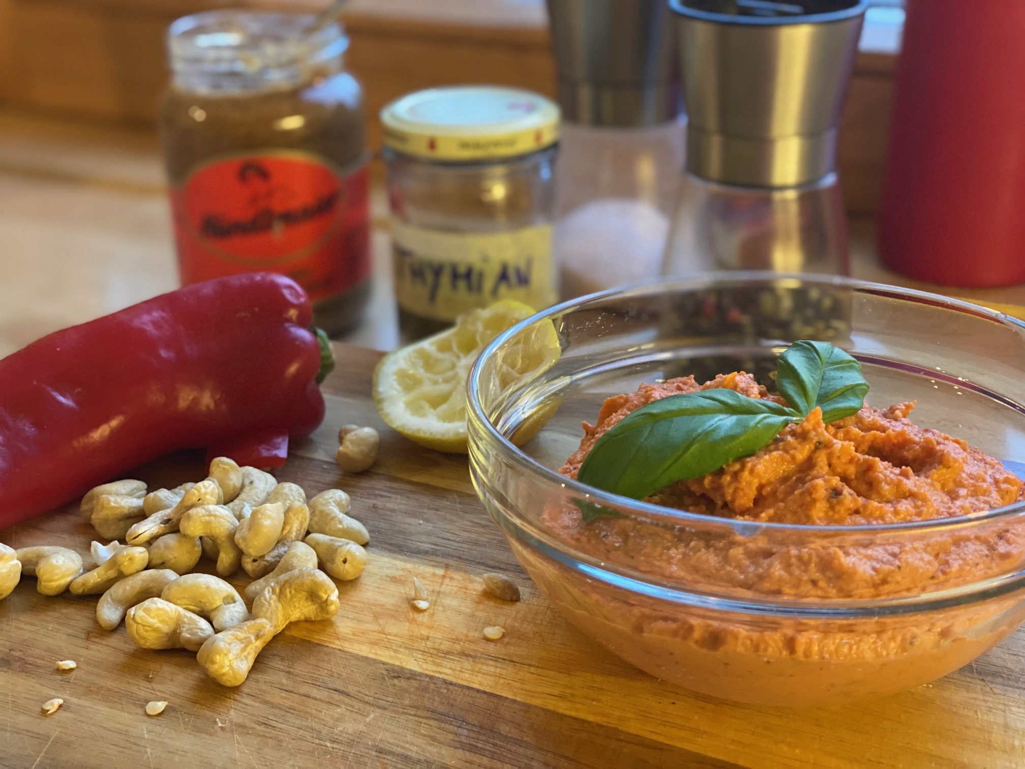 Frischer Brotaufstrich aus Paprika und Cashews für das Vipassana Retreat Buffet